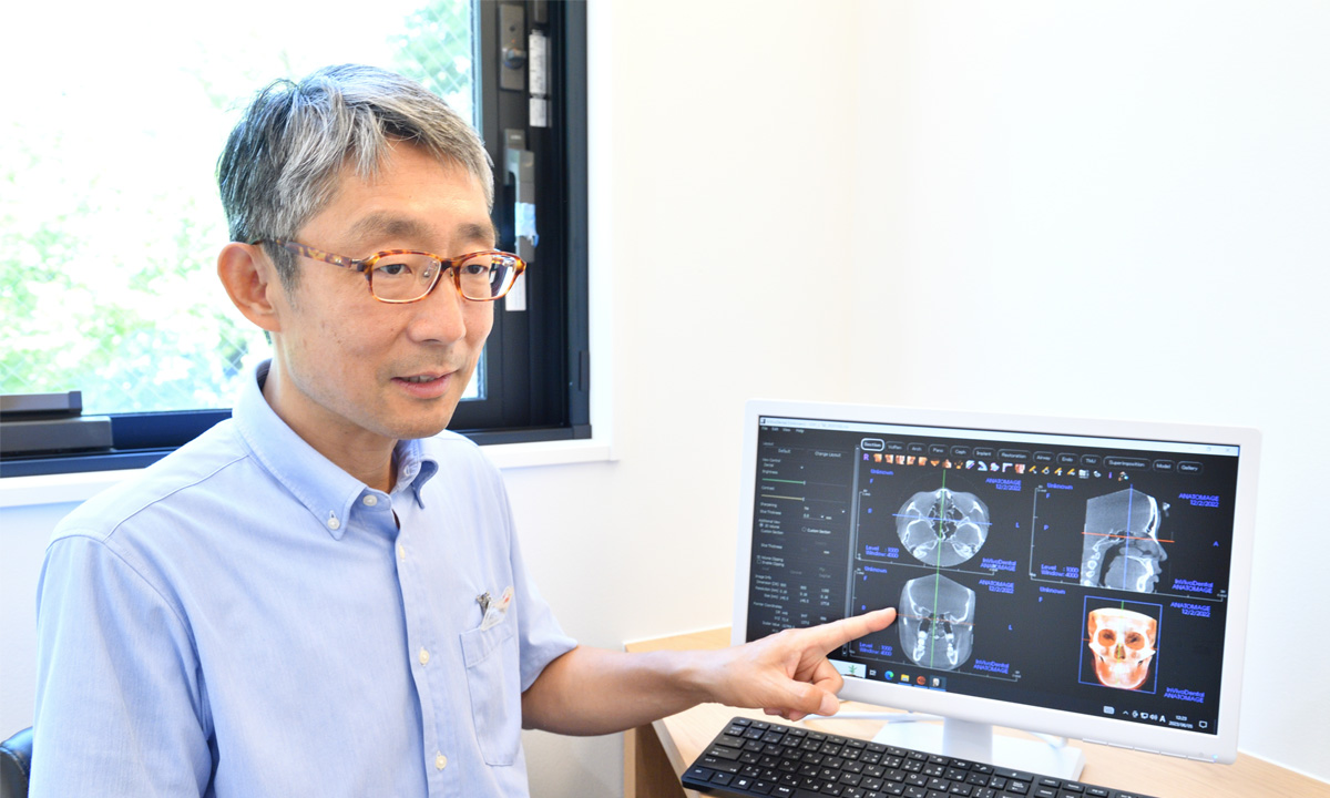 写真：歯のチェックをしている様子