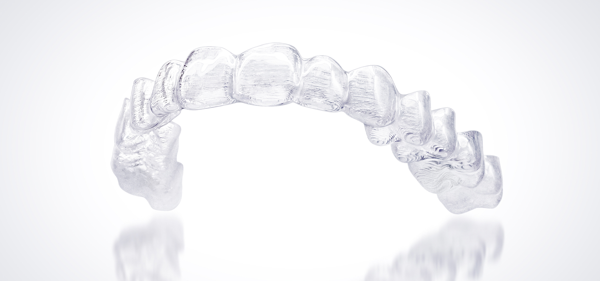 写真:透明なプラスチックで作製されたマウスピース型矯正装置(インビザライン)