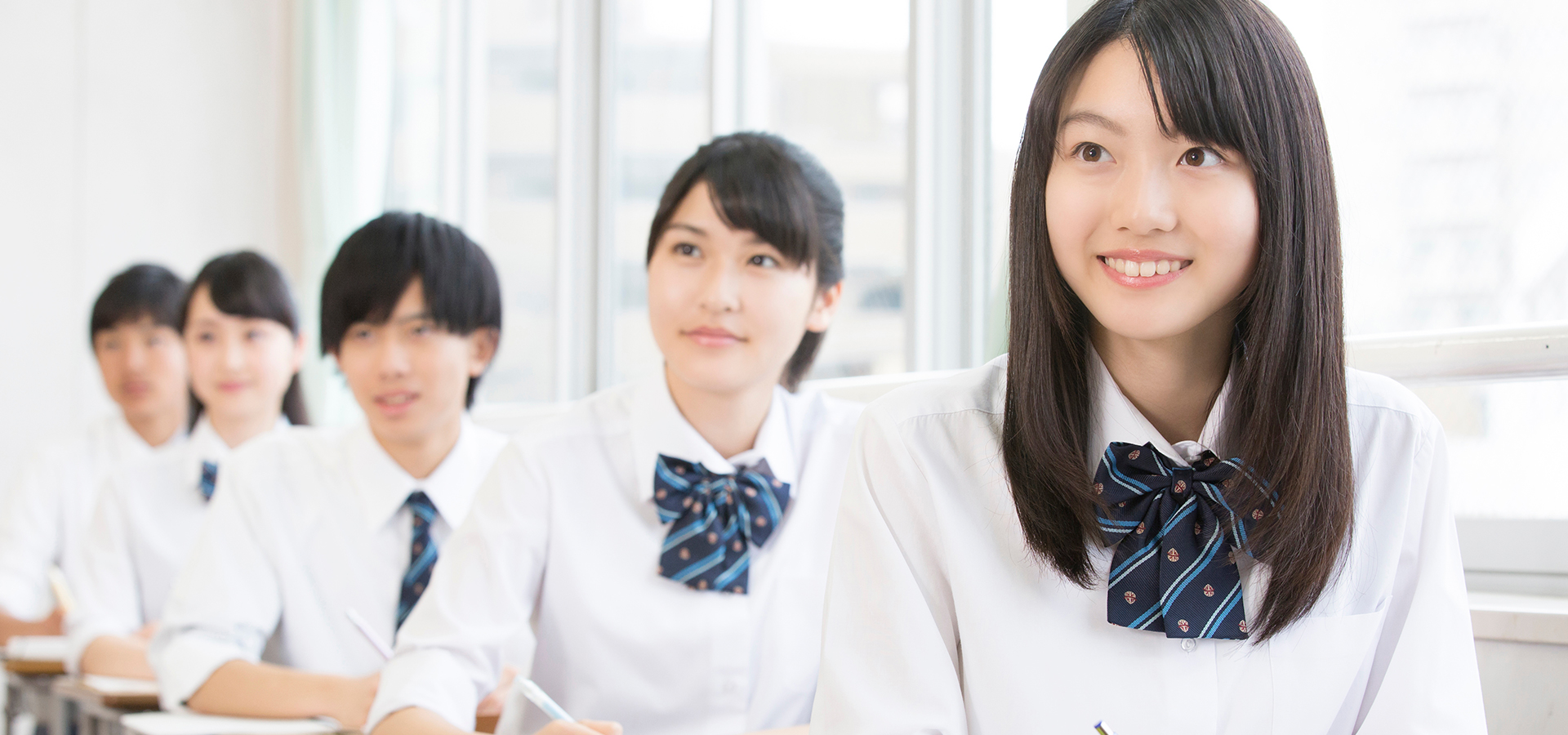 写真:笑顔で授業をきく学生