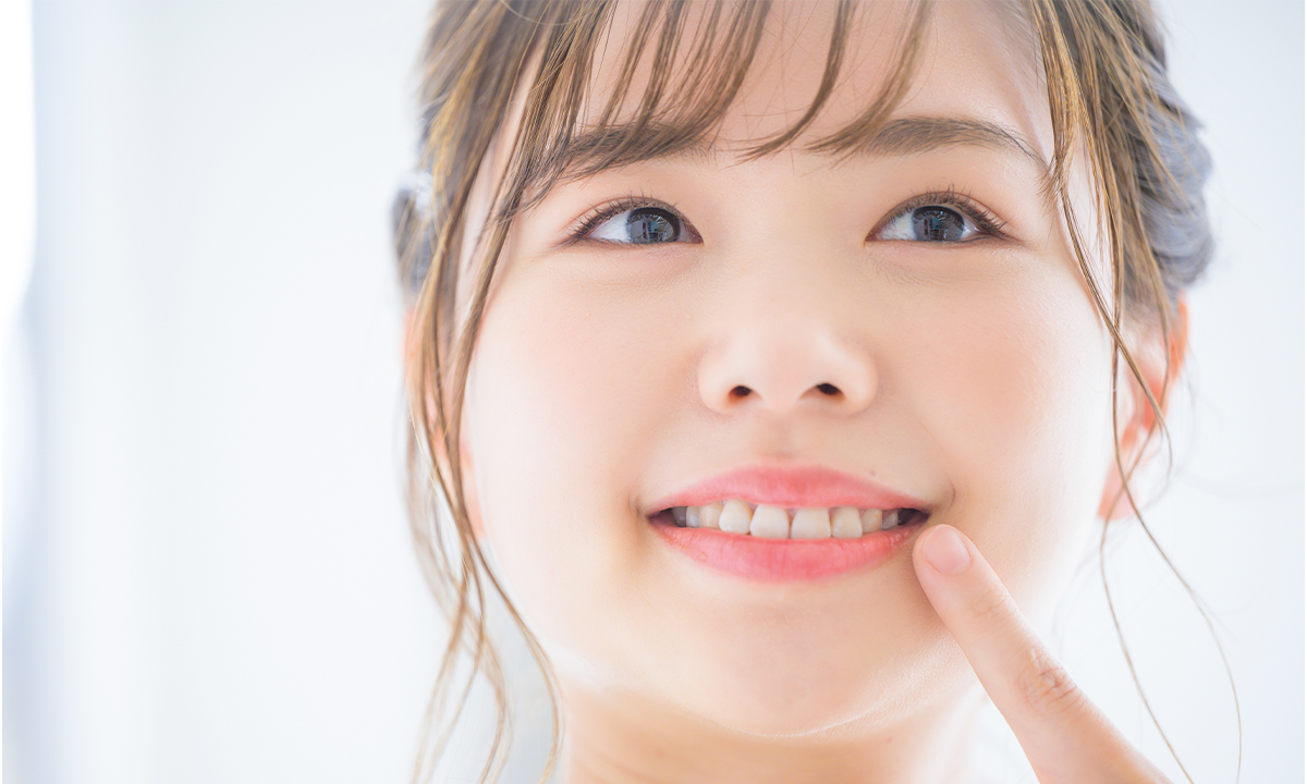 写真:歯を指差す学生